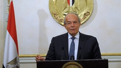 وزير التنمية المحلية السابق يغادر مطار القاهرة لأداء مناسك العمرة