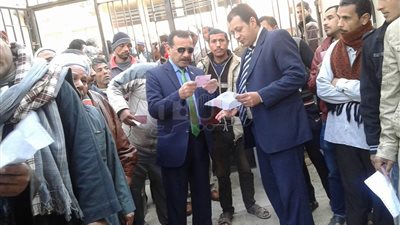 صرف منحة المولد للعمالة غير المنتظمة بمحافظة سوهاج (صور)