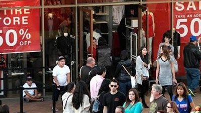 مبيعات التجزئة البريطانية تنخفض في يناير مع تأثر المستهلكين بالتضخم