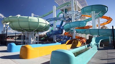 بالفيديو.. سقوط طفل من منزلق مائي بعد افتتاح مدينة ألعاب