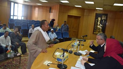 محافظ المنيا يبحث الشكاوى والطلبات في لقاء خدمة المواطنين