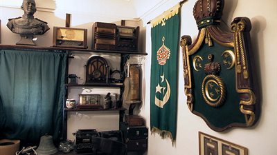 مقتنيات العائلة المالكة في المزاد العلني بالخارج.. معرض موبيليا بأمريكا يعرض غرفة نوم الملك فاروق.. وقف بيع عقد الملكة «ناريمان» بنيويورك.. سيارة الملك للبيع في بريطانيا