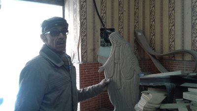 حكاية مسلم يصنع توابيت موتى الأقباط في الإسكندرية (صور)