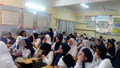 الصحة تنظم ندوة عن المراهقة لطالبات مدرسة ثانوية في بني سويف