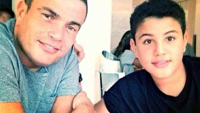 عبدالله عمرو دياب يحتضن شقيقته في أحدث صورة