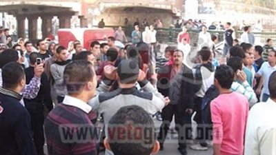 العمال الموسميون يقتحمون التنظيم والإدارة بأسيوط