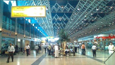طـوارئ بمطار القاهرة استعدادا لمغادرة أبومازن ووصول ديسالين