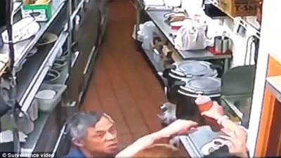 بالفيديو والصور.. «طاهي» يعتدي على نادلة ويطرحها أرضا