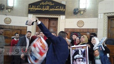 بالصور.. أنصار مبارك يلتقطون الصور أثناء محاكمته في «قتل المتظاهرين»