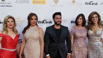 أنغام وهالة سرحان يدعمان تامر حسني في لقائه مع الصحافة الأمريكية