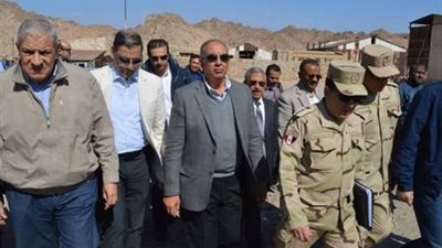 رحلة إنقاذ ثروة مصر من الذهب.. «محلب» يتفقد مناجم أسوان والبحر الأحمر.. يكتشف استغلال العمال في تجميع المعدن الأصفر.. يؤكد: لا تهاون مع التنقيب العشوائي.. وانتظروا تكرار تجربة «السكري&#