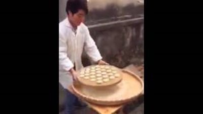 بالفيديو.. خباز يقدم استعراضا مذهلا بقطع الكيك أمام زبائنه