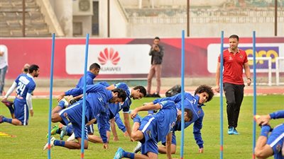 أنيس الشعلالي يقود تدريبات مستبعدي الأهلي أمام الطلائع