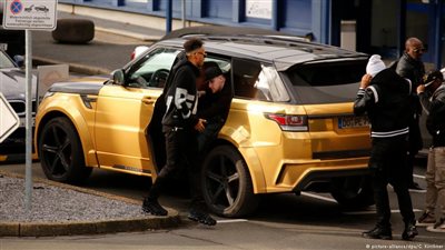 أوباميانج يستعرض أسطول سياراته الفارهة في لندن