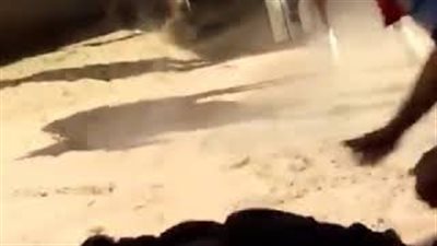 لحظة سقوط فنانة سورية من فوق ظهر حصان بطريقة مروعة (فيديو)