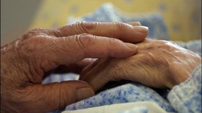 أدمغة بشرية من خلايا الجلد تساعد في وقف تلف المخ بسبب ألزهايمر