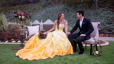 بالصور.. عروسان يتزوجان على طريقة الجميلة والوحش