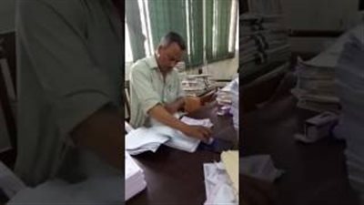 بالفيديو.. موظف هندي يشعل الإنترنت بختم مجموعة كبيرة من الأوراق في ثوان