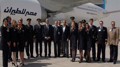 أبرز جهود أطقم الضيافة للحفاظ على «مصر للطيران».. مضيف يتحمل آلام حصوات الحالب ويرفض الهبوط اضطراريا.. طاقم يرفض الحصول على راحة بعد بلاغ سلبي عن قنبلة..ومضيفة «برج العرب» تساعد ال