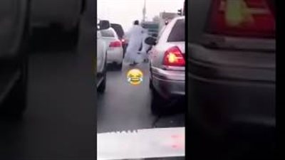 بالفيديو.. مشاجرة بالأحذية بين شخصين في أول أيام رمضان بالسعودية