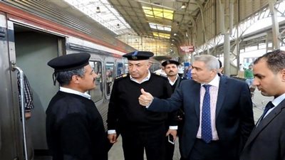 مدير شرطة النقل يتفقد الخدمات الأمنية بمحطة مترو الشهداء