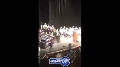بالفيديو.. طالب يعتدي على معلميه لحظة تسلمه شهادة التخرج