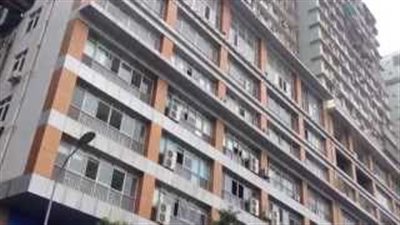 بالفيديو والصور.. لقطات مذهلة لقطار صيني يخترق شققا سكنية