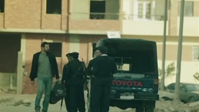 بالفيديو.. عمرو يوسف يضبط زوجته تخونه مع رجل آخر في «ظرف أسود»