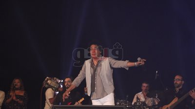 «لو فاتك حفل منير بالكرنك».. 25 صورة و4 فيديوهات ترصد الحدث