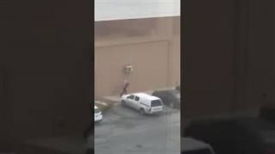 بالفيديو.. لحظة سرقة لص مطعم «ماكدونالدز» في الرياض