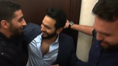 شاهد.. مفاجأة تامر حسني لشابين بعد تصوير مقطع فيديو عنه