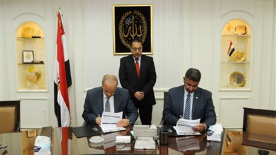 وزير الإسكان يشهد توقيع بروتوكول لرصف الطرق بالقليوبية