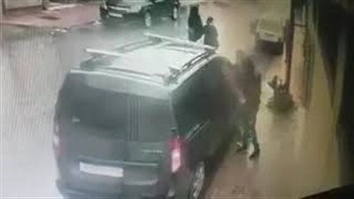 لحظة سرقة لصين سيارة في وضح النهار (فيديو)