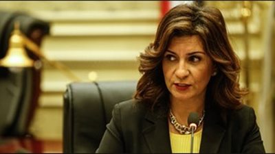 وزارة الهجرة تتدخل لحل مشكلة 31 عائلة مصرية بالخارج مع الجمارك