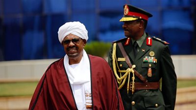 الرئيس السوداني يصل إلى مطار القاهرة