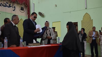 بالصور.. محافظ الفيوم يسلم الحجاج جوازات السفر