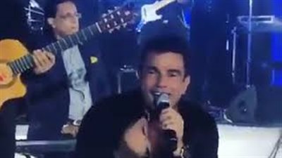 بالفيديو.. عمرو دياب يغني في حفل زفاف تامر عبد المنعم