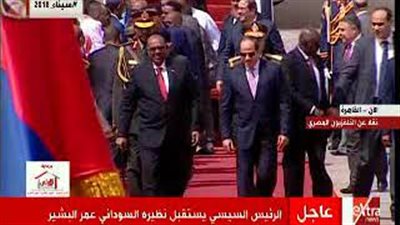 السيسي يستقبل نظيره السوداني في مطار القاهرة