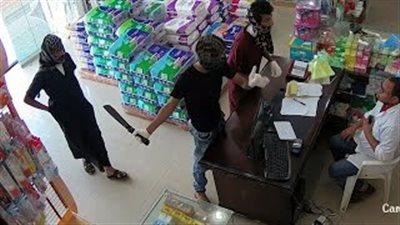 بالفيديو.. لحظة سطو 3 شباب على صيدلية وسرقتها في وضح النهار بالسعودية