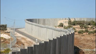 «الجدار العازل الإسرائيلي».. دراسة ديموغرافية لسياسة التطهير العرقي