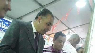 بالصور.. رئيس حي الجمرك يتفقد معرض أهلا رمضان في الإسكندرية