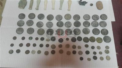 ضابط يتنكر في شخص رجل أعمال ويضبط شقيقين يبيعان 99 قطعة أثرية