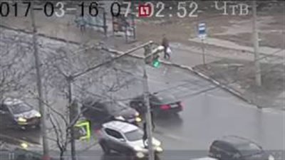 بالفيديو.. لقطات مروعة للحظة انشقاق الأرض وابتلاع رجل