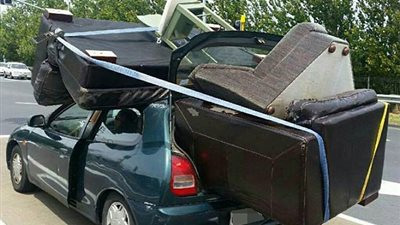 بالفيديو والصور.. سيارة تحمل ترامبولين ضخمة على طريق سريع