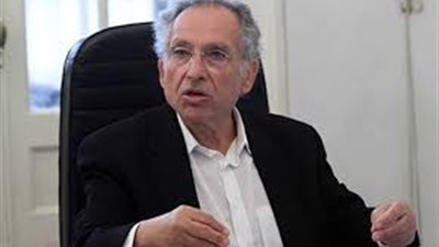 مطار القاهرة ينفي منع ممدوح حمزة من السفر لألمانيا