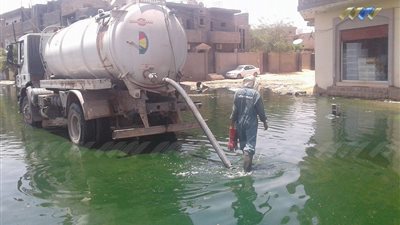 منازل المواطنين بالخصوص والخانكة مهددة بالغرق.. مياه الصرف الصحي السبب.. الأهالي: «نصلحها على نفقتنا الخاصة» والحلول المؤقتة غير مجدية.. والمسئولون يعدون بإصلاح الأعطال