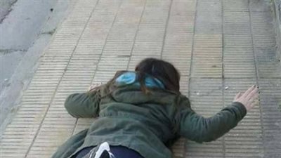 شاهد.. شاب يتسبب في سقوط مروع لحبيبته