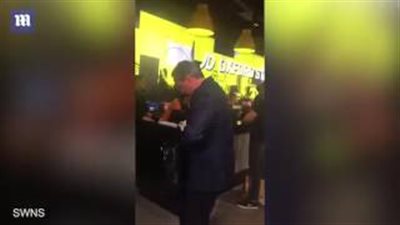 بالفيديو.. لقطات غريبة لرئيس وزراء بريطانيا السابق يشتري «شرابات»