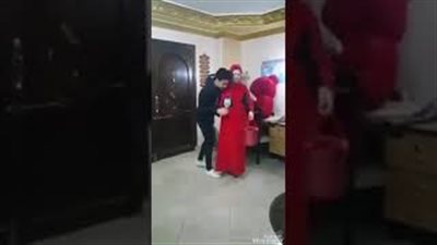 أم تلقن ابنها «علقة» بسبب هدية عيد الأم (فيديو)