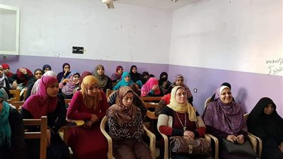 ندوة عن خطورة الزواج المبكر لقومي قنا (صور)